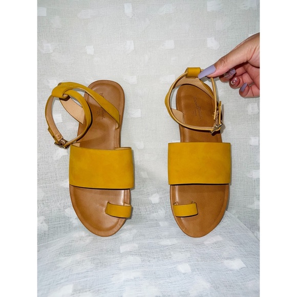 ✨Like New✨ Universal Thread Sandals - Picture 2 of 4